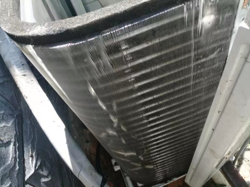 技术人员用高压水枪对空调外机内部散热片等部件
